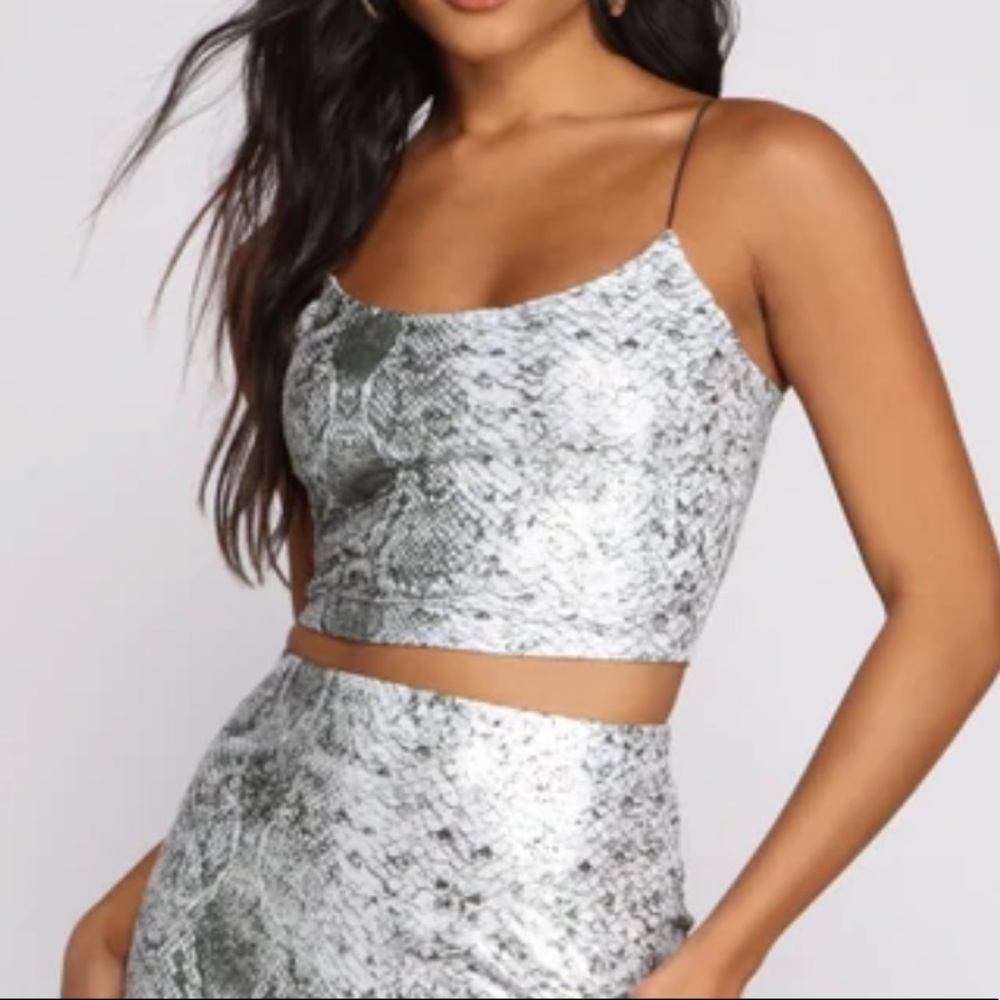 Windsor - sleek and sassy snake crop top 🩶